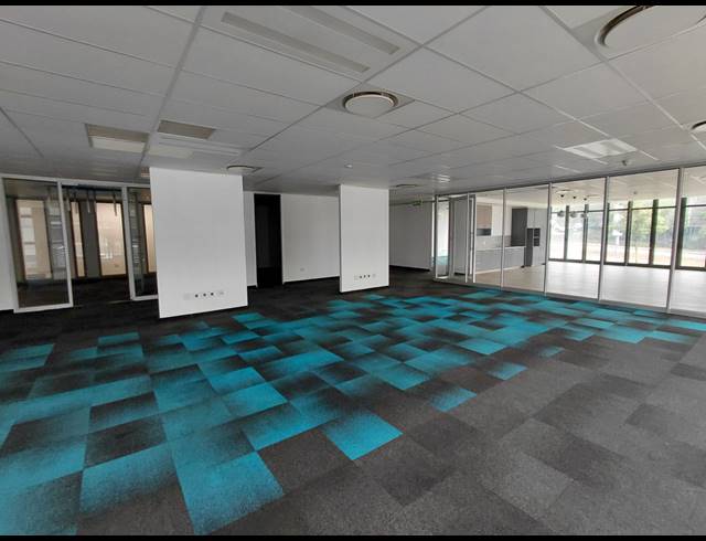 1,005M² OFFICE TO LET IN BRYANSTON